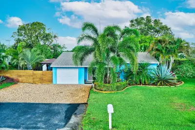Image de 3 Min from the Beach! With Hot tub and Backyard Oasis!