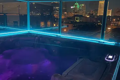 Image de Stunning downtown roof top views with hot tub