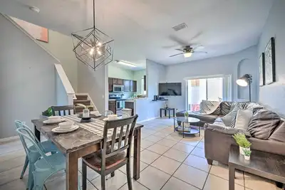 Image de Chic Resort Townhome ~ 9 Mi to Disney Parks!