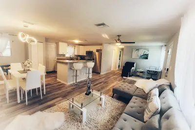 Image de Relax & Retreat 🏡w/massage chair 15min 🏖 🛫🍽 🛣