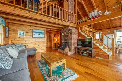 Bay-View. Waterfront Log cabin on the bay. Pet Friendly.
