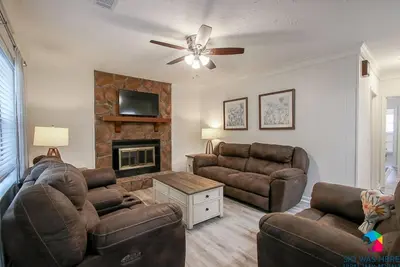 Image de Cottage in Richmond Hill, Pet Friendly w/ King Bed