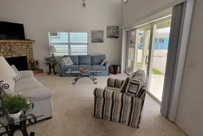 Image de Large Beautiful Home with Private Beach Access