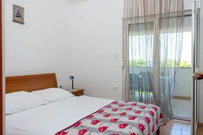 Image de Appartement de deux chambres avec la terrasse et la vue sur le mer Tkon, Pasman (A-19914-a)