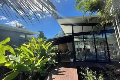 Image de Tropical Modernist Retreat is set up as a contemporary beach abode