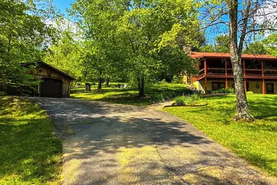 Image de \"Unto the Hills\" Scenic and quiet cabin in Hocking Hills on 5 acres with a pond