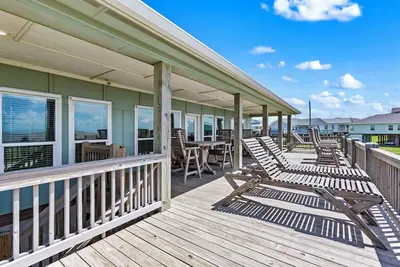 Image de Beachfront 4br | Firepit, Volleyball & Gazebo Dining