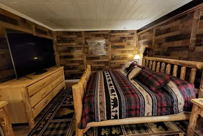 Image de Modern Rustic Apt Across From Natl Park! King Bed and Ms Pac-Man Arcade Game