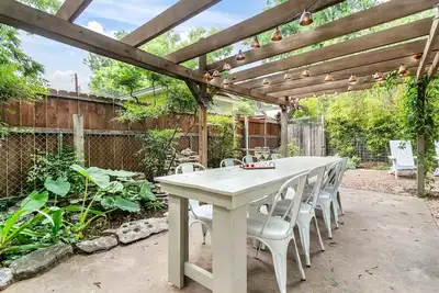 Image de Amazingly Perfect 2/2 Cottage | Walk to Main | Private Hot Tub | Gas Fire Pit | Children Welcome