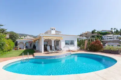 Image de Villa 'Del Sol - Entre Tu y Yo' avec vue sur mer, piscine chauffée, 3 terrasses et Wi-Fi.