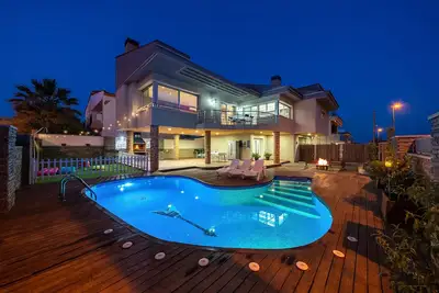 Image de Villa \"Luxury Rock Tirri\" avec piscine privée, terrasse couverte et Wi-Fi