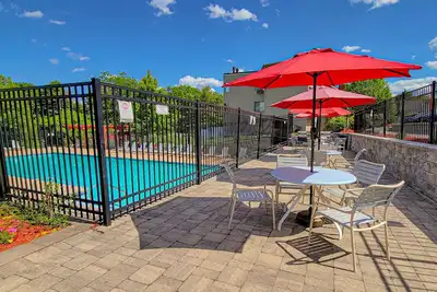 Image de 2br Condo- Great Location for Summer Fun