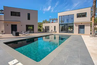 Image de Villa Les Jumelles à proximité de la plage, avec piscine et Wi-Fi.