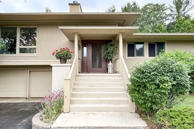 Image de Beautiful Home, Private + Quiet Neighborhood - Walk to Town