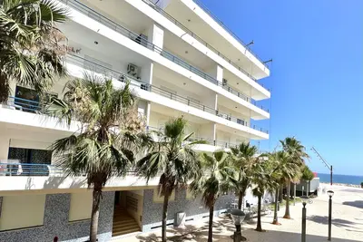 Image de Beachside Apartment - With Pool by Hd Properties