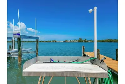 Image de Sea La Vie 2 bedroom on open water in Kcb