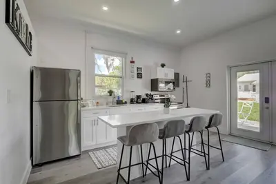 Image de Charming Downtown Retreat with Courtyard