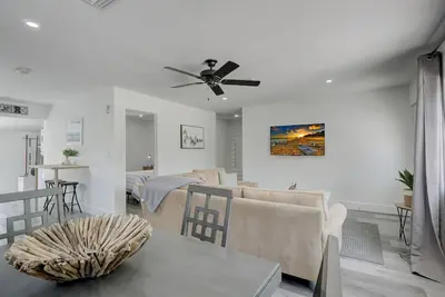 Image de Charming Downtown Retreat with Private Units