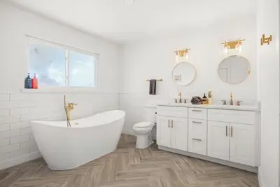 Modern East Austin Gem: Backyard Oasis + soakingtub