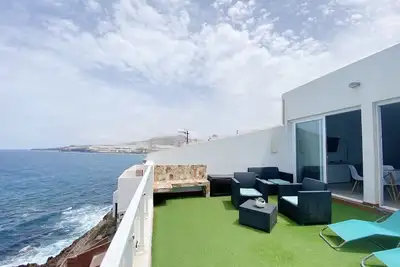 Image de HomeForGuest Maison sur la falaise avec une vue imprenable sur la mer