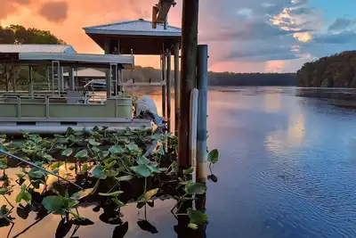 Image de Riverfront Otter House with boat dock. 10 mins from springs, 20 from Cedar Key