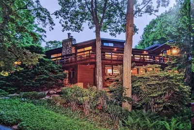Image de A Treetops Retreat! Sleeps 10-12, perfect for large gatherings. Seasonal Pool!