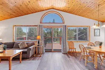 Image de < 8 Mi to Donner Lake: Home w/ Deck + Balcony!