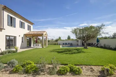 Image de Villa du Relais - Belle maison de vacances spacieuse à distance de marche de Maillane.