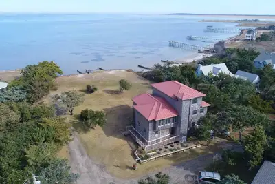 Image de La Fortezza: Soundfront, large yard, covered porches, small dock.