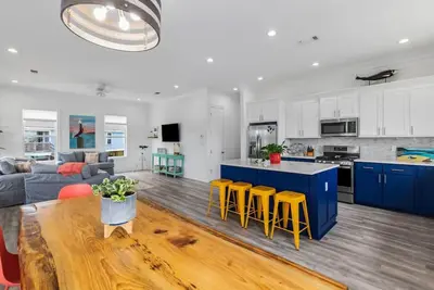 Image de New Vacation Beach Home - Walk to the Beach