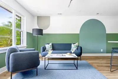 Image de Griffin at The Quad: Stylish Haven in Park Circle