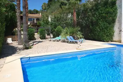 Image de Maison dans un quartier central avec piscine privée.