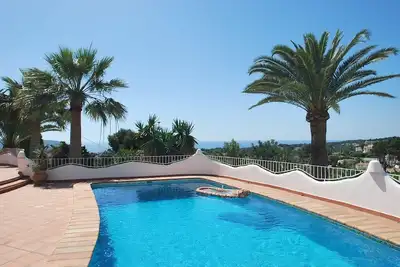 Image de Villa de vacances confortable avec vue fantastique sur la mer et piscine privée