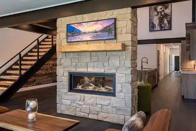 Image de Eagles View- New Build! Luxury 3 bedroom condo 1 block off main street!