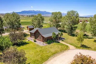 Image de Cozy Cabin Located on the Southfork- classic log cabin, wonderful location