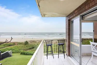 Image de Wake to Waves in Spacious 3-Bed Beachfront Unit