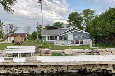 Image de Fishing right out your Door Little Sturgeon Bay. Home with garage🎣 fire Pit/wood