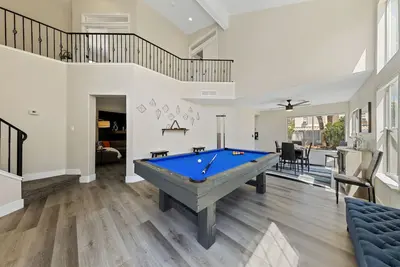 Image de Newly upgraded modern home w/ pool and billiards table. Highly accessible!