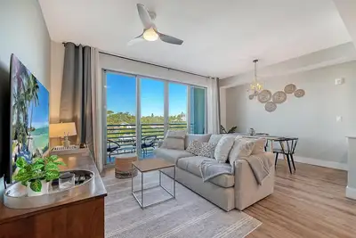 Image de The Strand 304 - Luxury Waterfront Bay Views - Heated Pool & Spa - Near Downtown