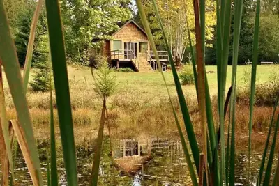 Image de Pond Cottage. A roomy tiny home with a Pond