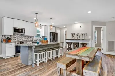 Image de Large newly renovated family home. Sleeps 15. Walking distance to everything.