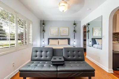 Image de 1br Urban Escape • Fast Wi-Fi + Pet-Friendly