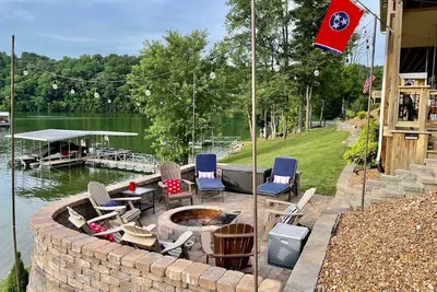Image de Whiskey Cove, Lakeside Fire Pit, Private Dock, Easy Water Access on Calm Cove, 5bd 2ba Sleeps 12