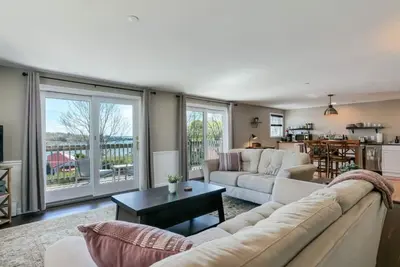 Image de 2br Condo + Ocean Views in Downtown Sw [Seaglass]
