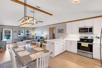Modern Beach Cottage! Short Walk to the Beach! !
