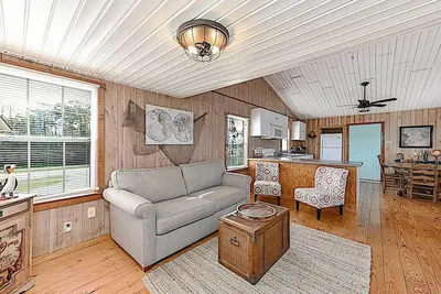 Image de Shipwrecked Shack Waterfront House Boat on Land