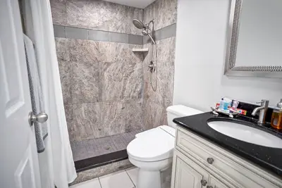 Image de Ocean-front penthouse, heated pool hot tub, modern interior, beach gear provided