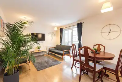 Image de Elegant 2 Bedroom City Centre Apartment - Free Parking - Private Balcony