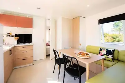 Image de Mobil-home Premium - 28m² (3 chambres + climatisation + Tv + lave vaisselle+ draps et serviettes) 6 personnes