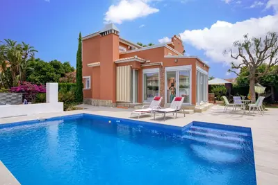 Image de Belle maison de vacances privée avec climatisation, Wifi, piscine privée, Tv, patio, parking